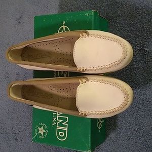 Vintage Eastland off white/ taupe loafers size 9 Made in USA